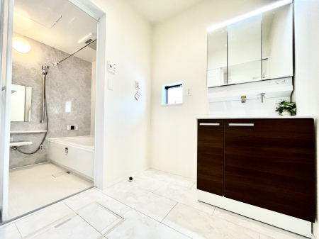 ���̑��@������A�������`Dressing Room�`�@�Â��Ȃ肪���Ȑ��ʏ�����������ƍ̌��Ɗ��C���\�Ȃ̂ŋC�����悭���g�������܂��B�O�ʋ��^�C�v�̐��ʑ�͋������[�ŎU�炩�肪���Ȑ��ʏ����X�b�L����