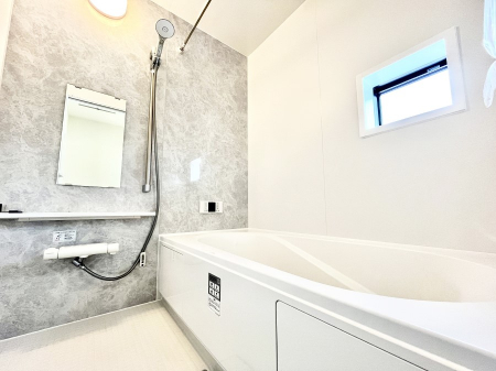 �����@������A�������`Bath Room�`�@���t���̃o�X���[���́A�̌������薾�邭�C�����̗ǂ���Ԃł��B�������邱�ƂŁA���C�����ǍD�B������芰����o�X���[���ŁA�����̃o�X�^�C�����y���݂ɂȂ肻���ł��B