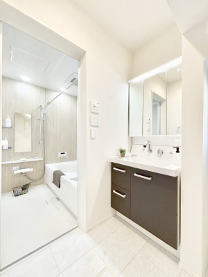 ���̑��@�����`Dressing Room�`  ����������F�����œ��ꂳ��Ă���ƁA�X�b�L���Ɛ�������ۂ������܂��B  ���̗��ɂ͂����Ղ�Ǝ��[�X�y�[�X��W�������I  �����́A�V���v�����@�\�����d�����āB