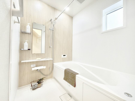 �����@�����`Bath Room�`�@�������Ƒ���L�΂��ē������邱�Ƃ��\�I����̔�������M�d�ȃo�X�^�C���ł��B���q�l�Ƃ��ꏏ�ł��\���ȍL���Ȃ̂ŁA���r���O�Ƃ͈�����Ƒ��c�R�̂ЂƎ������y���݂��������܂��B