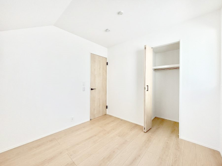 �q�������@�����`Bed Room�`�@�q�������͂��q�l�ɂƂ��đ�Ϗd�Ȗ���������܂��B�q����l�ŉ߂�����Ԃ�^���邱�ƂŁA�h���׋����Ԃ����R�Ƒ����܂����畔���̕Еt����|���Ȃǂ��������ƂɌq����܂��B