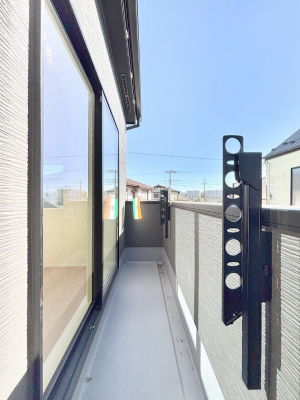 �o���R�j�[�@�����`Balcony�`�@������̃o���R�j�[�̑O�ɂ͉_�ȊO�ɑ��z���Ղ���̂�����܂���B�����󕨂������₷���A����薾�邭�C�����̂������������Ă��܂��B�g���₷���J���I�ȃo���R�j�[�ł���