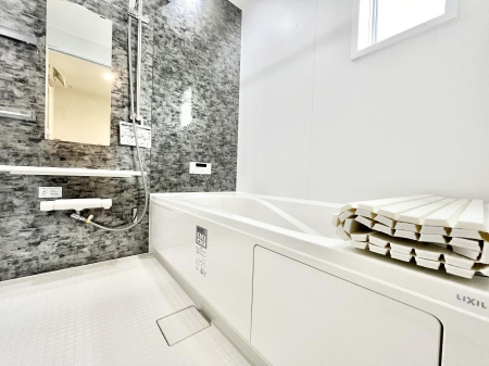 �����@�������Q�������`Bath Room�`�@���t���̃o�X���[���́A�̌������薾�邭�C�����̗ǂ���Ԃł��B�������邱�ƂŁA���C�����ǍD�B������芰����o�X���[���ŁA�����̃o�X�^�C�����y���݂ɂȂ肻���ł��B