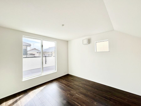 �Q���@�������Q�������`Bed Room�`�@�u��������������l�v�Ƃ��v�w�ł�����肭�낰��Q���B�����̉Ǝ��₨�d���ɔ�ꂽ���̓t�J�t�J�̃x�b�g�Ŗ�����Ă��������B�e���r��{�I�������Ă����K�ȍL����������