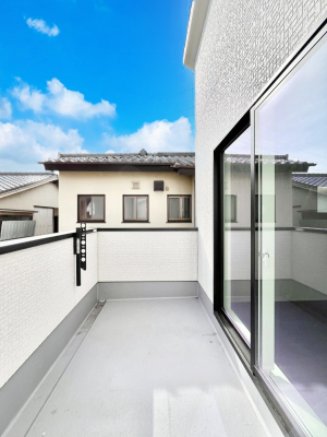 �o���R�j�[�@�������Q�������`Balcony�`  �傫�ȋ�Ɉ͂܂ꂽ�C�����̂����ƁB  �o���R�j�[��`�������ň��|�I�ȊJ�����ɕ�܂�܂��B  �o���R�j�[�͗z���������݂��z�c����󕨂��C�����悭�������Ƃ��ł��܂��B