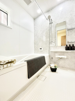 �����@�������P�������`Bath Room�`�@���t���̃o�X���[���́A�̌������薾�邭�C�����̗ǂ���Ԃł��B�������邱�ƂŁA���C�����ǍD�B������芰����o�X���[���ŁA�����̃o�X�^�C�����y���݂ɂȂ肻���ł��B