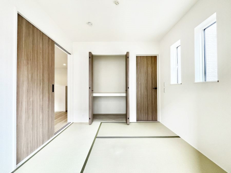 ���̑����ρ@�������P�������`Japanese Room�`�@LDK�אڂ̘a���́A�A�C���������Ȃǉ��l�̉Ǝ��X�y�[�X�Ƃ��āA�܂������Ȃ��q�l�̂��邲�ƒ�ł͂����Q�₨�ނւ��̏�Ƃ��Ă����p���������܂��B