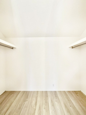 ���̑��@�������P�������`Walk-in Closet�`�@��������̗m���������Ă��V���ɂȂ�ɂ����E�H�[�N�C���N���[�[�b�g�B�m���ȊO�ɂ��A���i�g��Ȃ��Ɠd��X�[�c�P�[�X�A�X�g�b�N�i�Ȃǉ��ł��Еt����������Ԃł��B