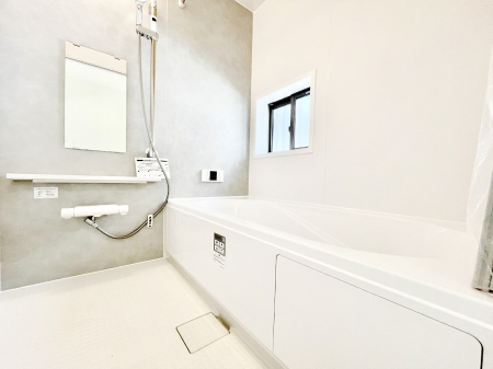 �����@�����`Bath Room�`�@���t���̃o�X���[���́A�̌������薾�邭�C�����̗ǂ���Ԃł��B�������邱�ƂŁA���C�����ǍD�B������芰����o�X���[���ŁA�����̃o�X�^�C�����y���݂ɂȂ肻���ł��B