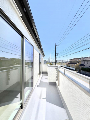 �o���R�j�[�@�����`Balcony�`�@������̃o���R�j�[�̑O�ɂ͉_�ȊO�ɑ��z���Ղ���̂�����܂���B�����󕨂������₷���A����薾�邭�C�����̂������������Ă��܂��B�Ƒ��S�����̐��󕨂���C�Ɋ����܂��B