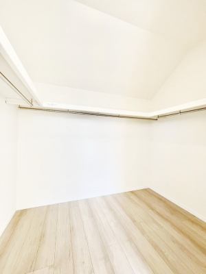 ���̑��@�����`Walk-in Closet�`�@�K�v�Ȃ��̂�R�[�f�B�l�[�g���ꗗ���Ċm�F�ł��A�g�x�x�⏀�����Z���ԂōςރE�H�[�N�C���N���[�[�b�g��ݒu���܂����B�Ƃ̒�����������Ƃ�����֗��Ȏ��[�X�y�[�X�ł��B