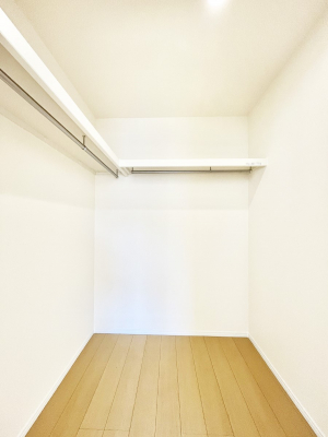 ���̑��@������2-A�������`Walk-in Closet�`�@��������̗m���������Ă��V���ɂȂ�ɂ����E�H�[�N�C���N���[�[�b�g�B�m���ȊO�ɂ��A���i�g��Ȃ��Ɠd��X�[�c�P�[�X�A�X�g�b�N�i�Ȃǉ��ł��Еt����������Ԃł�