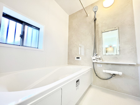 �����@������2-D�������`Bath Room�`�@���t���̃o�X���[���́A�̌������薾�邭�C�����̗ǂ���Ԃł��B�������邱�ƂŁA���C�����ǍD�B������芰����o�X���[���ŁA�����̃o�X�^�C�����y���݂ɂȂ肻���ł��B