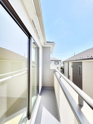 �o���R�j�[�@������2-D�������`Balcony�`�@������̃o���R�j�[�̑O�ɂ͉_�ȊO�ɑ��z���Ղ���̂�����܂���B�����󕨂������₷���A����薾�邭�C�����̂������������Ă��܂��B�g���₷���J���I�ȃo���R�j�[�ł���