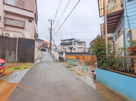 ���n�O�ώʐ^�@�`Exterior�`�@�O�ʓ��H�F�쓌 4.6m �����A�쐼 4m �����@��w�̈�ˌ��Ă𒆐S�Ƃ����X���݂����R�Ƒ����A���ӂ͍��������������Ă��Ȃ��̂ŁA�΂̑����ՐÂȎ����������ł��B