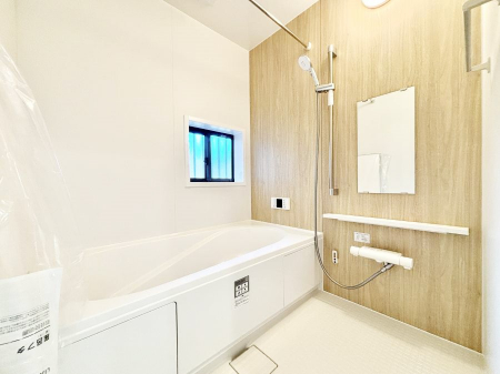 �����@������B�������`Bath Room�`�@���t���̃o�X���[���́A�̌������薾�邭�C�����̗ǂ���Ԃł��B�������邱�ƂŁA���C�����ǍD�B������芰����o�X���[���ŁA�����̃o�X�^�C�����y���݂ɂȂ肻���ł��B