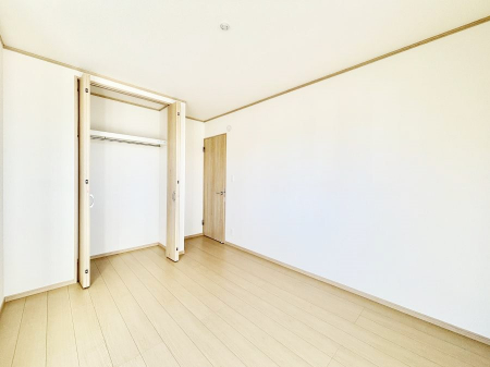 �Q���@������B�������`Bed Room�`  �S�����ɂ͎��[�N���[�[�b�g�������I���i�g���̂��m���⏬���͂������A�G�ߕ��̂��m���Ȃǂ���������Ɛ������ڂ����܂������܂��B  ������Ԃ��L���g�p�ł��܂��ˁB