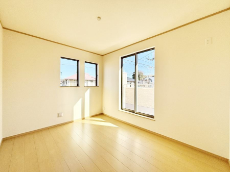 �q�������@������B�������`Bed Room�`�@�q�������͂��q�l�ɂƂ��đ�Ϗd�Ȗ���������܂��B�q����l�ŉ߂�����Ԃ�^���邱�ƂŁA�h���׋����Ԃ����R�Ƒ����܂����畔���̕Еt����|���Ȃǂ��������ƂɌq����܂��B