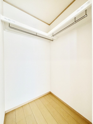 ���̑��@������B�������`Walk-in Closet�`�@��������̗m���������Ă��V���ɂȂ�ɂ����E�H�[�N�C���N���[�[�b�g�B�m���ȊO�ɂ��A���i�g��Ȃ��Ɠd��X�[�c�P�[�X�A�X�g�b�N�i�Ȃǉ��ł��Еt����������Ԃł��B