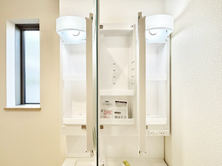 ���̑����ρ@�ݔ���B�������O�ʋ��̗��ɁA���ϕi��q���p�i�Ȃǂ����[�\�B���ʑ����������ƕۂ��܂��I