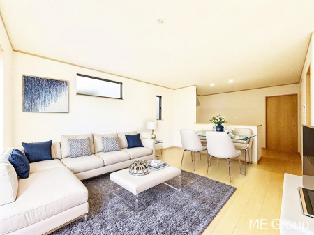 ���r���O�@������B�������`Living�`�@�Ƒ��̐H����c���̂ق��A�q�ǂ���V�΂�����A�F�l���������肷��LDK�͏Z�܂��̒��S�B�����ԉ߂����ꏊ������A���̋�Ԃ͏Z�܂��S�̂̋��S�n�����E���܂��B���Ƌ��CG�ł�