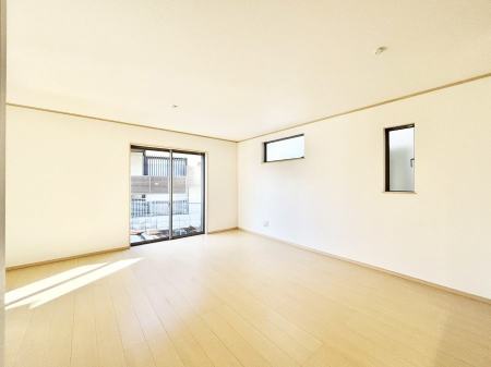 ���r���O�@������B�������`Living�`�@�O���̗��Ȃ��V���v���ł�������LDK�B�傫�ȑ�������������������ނ̂Ŏ��������邭�A�Ƒ��̌e���̏�Ƃ��ăs�b�^���ł��B�J�����Ɠ�������̗ǂ��𐥔񂲗����������I