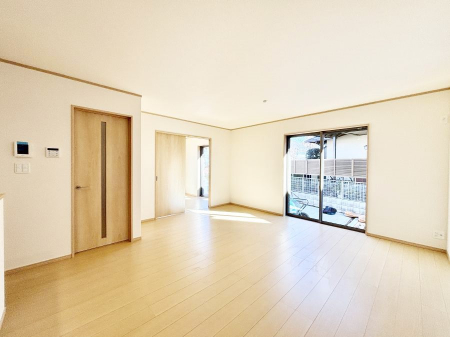 ���̑����ρ@������B�������`Living�`�@�L���ȗz�������̏ꏊ���Ƃ炵�����B�����邱�̋�Ԃ݂͂�Ȃ̏Ί炪�W���ꏊ�A����Y��A���邱�Ƃ̂Ȃ����킢���Ȃ���b���y���ގ��ԁA��������̎v�����Ԃ���ꏊ�B