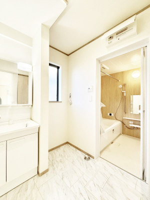 ���̑��@������A�������`Dressing Room�`  ����������F�����œ��ꂳ��Ă���ƁA�X�b�L���Ɛ�������ۂ������܂��B���̗��ɂ͂����Ղ�Ǝ��[�X�y�[�X��W�������I�����́A�V���v�����@�\�����d�����āB