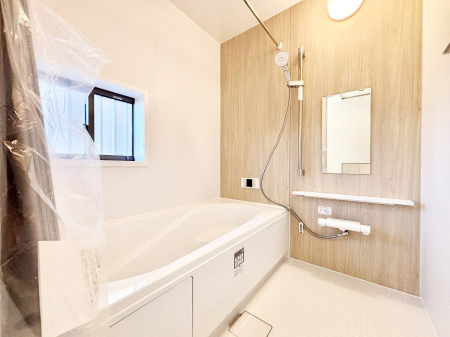 �����@������A�������`Bath Room�`�@���t���̃o�X���[���́A�̌������薾�邭�C�����̗ǂ���Ԃł��B�������邱�ƂŁA���C�����ǍD�B������芰����o�X���[���ŁA�����̃o�X�^�C�����y���݂ɂȂ肻���ł��B