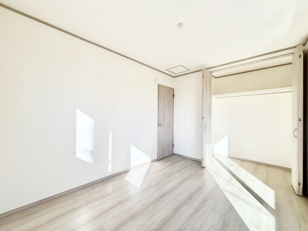 �Q���@������A�������`Bed Room�`  �S�����ɂ͎��[�N���[�[�b�g�������I���i�g���̂��m���⏬���͂������A�G�ߕ��̂��m���Ȃǂ���������Ɛ������ڂ����܂������܂��B  ������Ԃ��L���g�p�ł��܂��ˁB