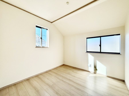 �q�������@������A�������`Bed Room�`�@�q�������͂��q�l�ɂƂ��đ�Ϗd�Ȗ���������܂��B�q����l�ŉ߂�����Ԃ�^���邱�ƂŁA�h���׋����Ԃ����R�Ƒ����܂����畔���̕Еt����|���Ȃǂ��������ƂɌq����܂��B