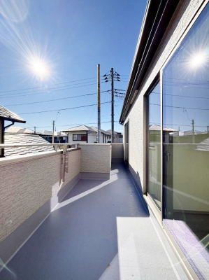 �o���R�j�[�@������A�������`Balcony�`�@������̃o���R�j�[�̑O�ɂ͉_�ȊO�ɑ��z���Ղ���̂�����܂���B�����󕨂������₷���A����薾�邭�C�����̂������������Ă��܂��B�g���₷���J���I�ȃo���R�j�[�ł���