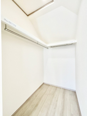 ���̑��@������A�������`Walk-in Closet�`�@��������̗m���������Ă��V���ɂȂ�ɂ����E�H�[�N�C���N���[�[�b�g�B�m���ȊO�ɂ��A���i�g��Ȃ��Ɠd��X�[�c�P�[�X�A�X�g�b�N�i�Ȃǉ��ł��Еt����������Ԃł��B