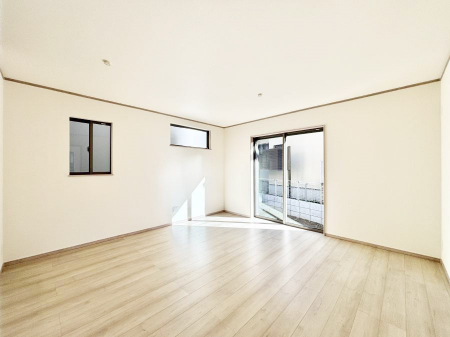 ���r���O�@������A�������`Living�`�@�O���̗��Ȃ��V���v���ł�������LDK�B�傫�ȑ�������������������ނ̂Ŏ��������邭�A�Ƒ��̌e���̏�Ƃ��ăs�b�^���ł��B�J�����Ɠ�������̗ǂ��𐥔񂲗����������I