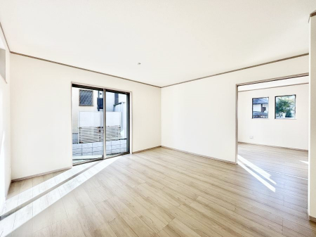 ���̑����ρ@������A�������`Living�`�@�L���ȗz�������̏ꏊ���Ƃ炵�����B�����邱�̋�Ԃ݂͂�Ȃ̏Ί炪�W���ꏊ�A����Y��A���邱�Ƃ̂Ȃ����킢���Ȃ���b���y���ގ��ԁA��������̎v�����Ԃ���ꏊ�B