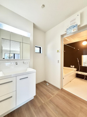 ���̑��@�����`Dressing Room�`�@���邭����������p�E�_�[���[���B�����g���ꏊ�����炱���A���K�ȋ�ԂƂȂ��Ă���܂��B�V�����v�[�h���b�T�[���̗p���Ă���܂��̂ŁA���V��������y�ɏo���܂��B