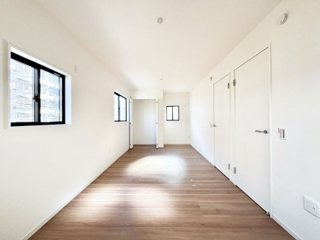 �q�������@�����`Bed Room�`�@���q�l�̐����ɍ��킹�ďZ�܂��̃��C�A�E�g���ς��܂��B�v�t���̃v���C�o�V�[���d��������A�����ɍ��킹�Ċ���x�b�g��z�u������B���������z���Ă̏Z�܂��I�т���؂ł��B