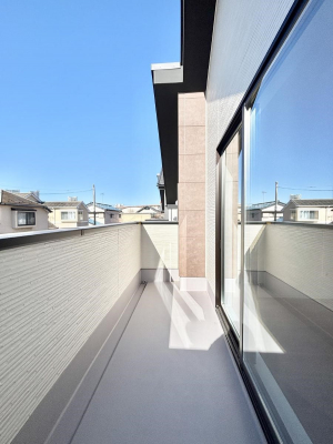 �o���R�j�[�@�����`Balcony�`  �傫�ȋ�Ɉ͂܂ꂽ�C�����̂����ƁB  �o���R�j�[��`�������ň��|�I�ȊJ�����ɕ�܂�܂��B  �o���R�j�[�͗z���������݂��z�c����󕨂��C�����悭�������Ƃ��ł��܂��B