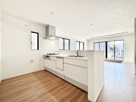 �L�b�`���@�����`Kitchen�`�@��b���e�ރ��r���O�A�������������Ȃ�L�b�`���B�Ƃ́A�������������ł͂Ȃ��A��炵��������A���K�ɂ���ꏊ�B�Ί�̖����A���炬�̓��X�̂��߂ɁA�ŐV�̐ݔ��E�d�l���̗p�B