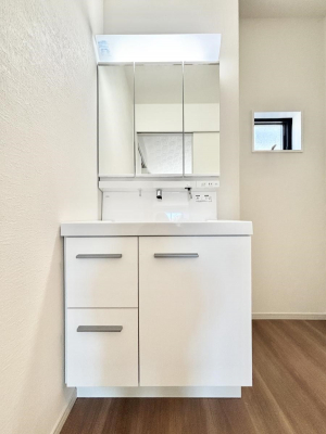 ���ʑ�E���ʏ��@�����`Dressing Room�`�@�\���ȑ傫���̐��ʑ�͎��[�����鎖�Ȃ���A�g�����Ȃ݃`�F�b�N�⎕�����ȂǁA���̍Q�����������Ԃł��z�e�����C�N�ȃX�y�[�X�ŗ]�T�Ƃ�Ƃ�������Ē����܂��B