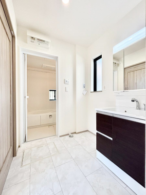 ���̑��@�����`Dressing Room�`  ����������F�����œ��ꂳ��Ă���ƁA�X�b�L���Ɛ�������ۂ������܂��B  ���̗��ɂ͂����Ղ�Ǝ��[�X�y�[�X��W�������I  �����́A�V���v�����@�\�����d�����āB