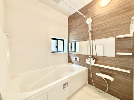 �����@�����`Bath Room�`�@�������������͋C�̗����Ŗ����Ɍ����ă��t���b�V���B���������@�\���t���Ă���̂ŗׂ̐���@�u����Ő􂢏オ�������󕨂��A�J�̓����V�C���C�ɂ������������邱�Ƃ��\�ł��B