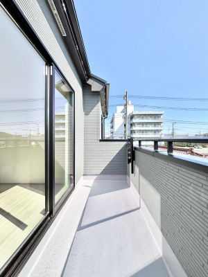 �o���R�j�[�@�����`Balcony�`�@������̃o���R�j�[�̑O�ɂ͉_�ȊO�ɑ��z���Ղ���̂�����܂���B�����󕨂������₷���A����薾�邭�C�����̂������������Ă��܂��B�g���₷���J���I�ȃo���R�j�[�ł���