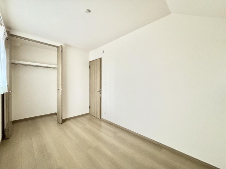 �Q���@�����`Bed Room�`�@�������������̂��ˌ��Ẵ����b�g�ł��B���Ƒ������������ƂŎ苷�Ɋ����Ă����Z�܂����ˌ��Ăł͊e�����v���C�o�V�[��ۂ��Ƃ��ł��܂��B�Z�܂��ɂ�Ƃ肪���܂�S�������b�N�X�ł��܂���