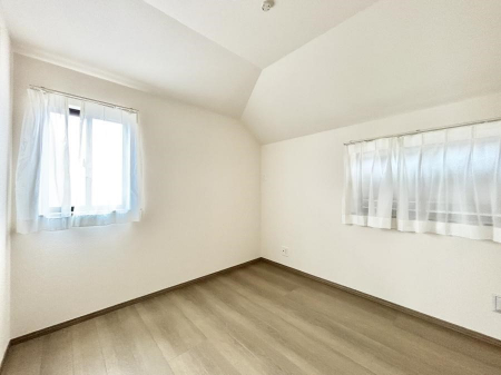 �q�������@�����`Bed Room�`�@�q�������͂��q�l�ɂƂ��đ�Ϗd�Ȗ���������܂��B�q����l�ŉ߂�����Ԃ�^���邱�ƂŁA�h���׋����Ԃ����R�Ƒ����܂����畔���̕Еt����|���Ȃǂ��������ƂɌq����܂��B