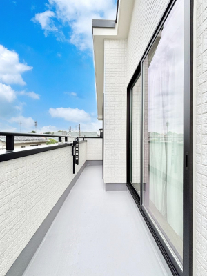�o���R�j�[�@�����`Balcony�`�@������̃o���R�j�[�̑O�ɂ͉_�ȊO�ɑ��z���Ղ���̂�����܂���B�����󕨂������₷���A����薾�邭�C�����̂������������Ă��܂��B�g���₷���J���I�ȃo���R�j�[�ł���