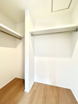���̑��@�����`Walk-in Closet�`�@�K�v�Ȃ��̂�R�[�f�B�l�[�g���ꗗ���Ċm�F�ł��A�g�x�x�⏀�����Z���ԂōςރE�H�[�N�C���N���[�[�b�g��ݒu���܂����B�Ƃ̒�����������Ƃ�����֗��Ȏ��[�X�y�[�X�ł��B