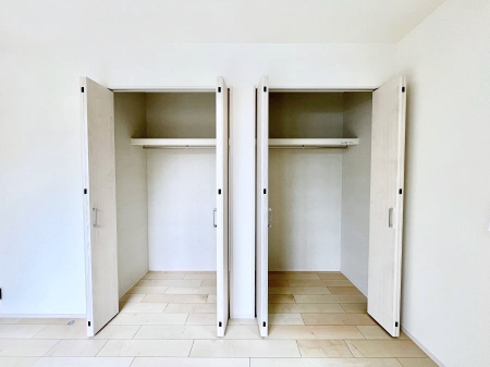 ���[�@�����`Closet�`�@�ǖʃN���[�[�b�g������΃^���X��u���K�v���Ȃ��A�o������̂Ȃ��X�b�L����Ԃ��ێ��ł��܂��B����ꂽ�X�y�[�X��L���Ɋ��p�ł������B�G�߂̈ߗނ��̕i�Ȃǂ����Ղ���[�o���܂��ˁ�