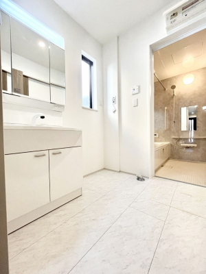 ���̑��@�����`Dressing Room�`  ����������F�����œ��ꂳ��Ă���ƁA�X�b�L���Ɛ�������ۂ������܂��B  ���̗��ɂ͂����Ղ�Ǝ��[�X�y�[�X��W�������I  �����́A�V���v�����@�\�����d�����āB