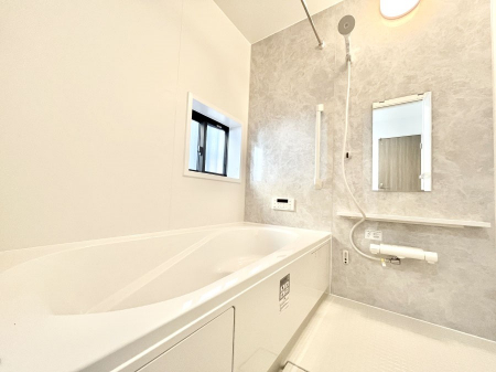 �����@�����`Bath Room�`�@�������������͋C�̗����Ŗ����Ɍ����ă��t���b�V���B���������@�\���t���Ă���̂ŗׂ̐���@�u����Ő􂢏オ�������󕨂��A�J�̓����V�C���C�ɂ������������邱�Ƃ��\�ł��B